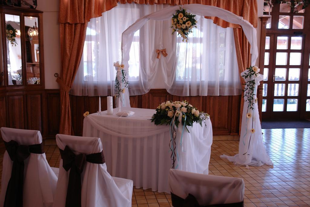 Koller Panzio Hotel Bonyhad Ngoại thất bức ảnh