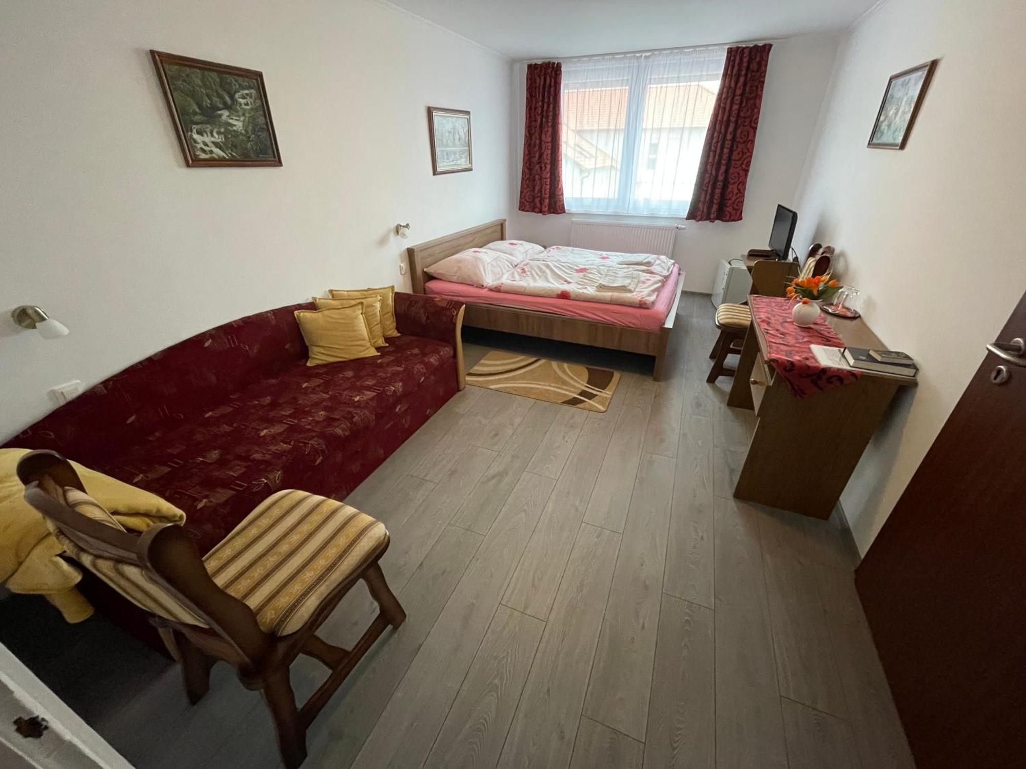Koller Panzio Hotel Bonyhad Ngoại thất bức ảnh