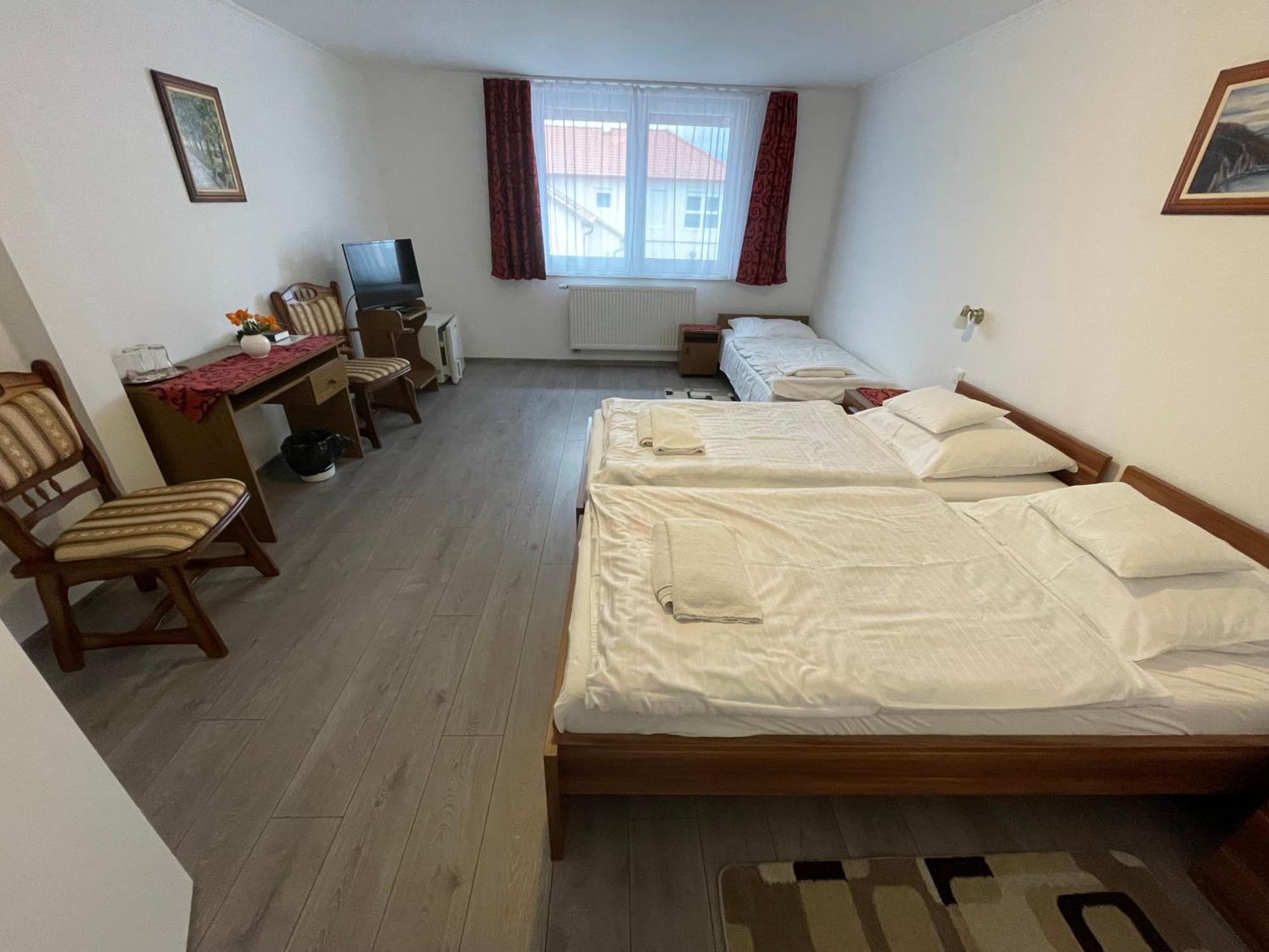 Koller Panzio Hotel Bonyhad Ngoại thất bức ảnh