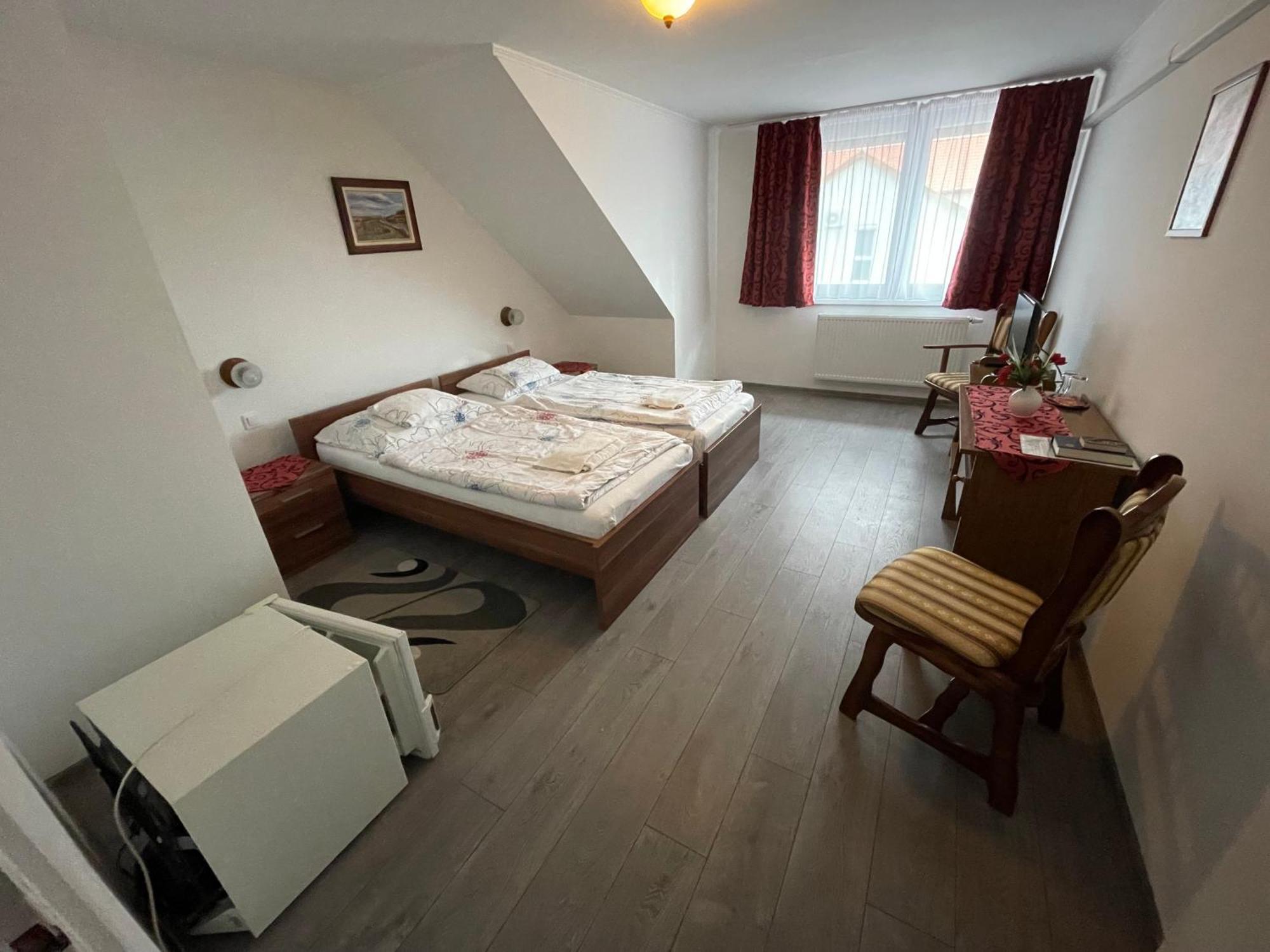 Koller Panzio Hotel Bonyhad Ngoại thất bức ảnh