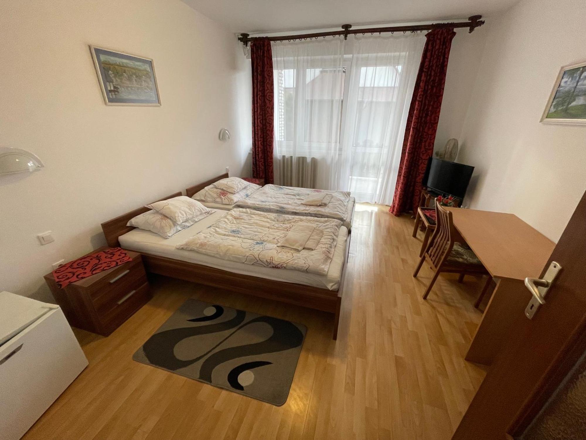 Koller Panzio Hotel Bonyhad Ngoại thất bức ảnh