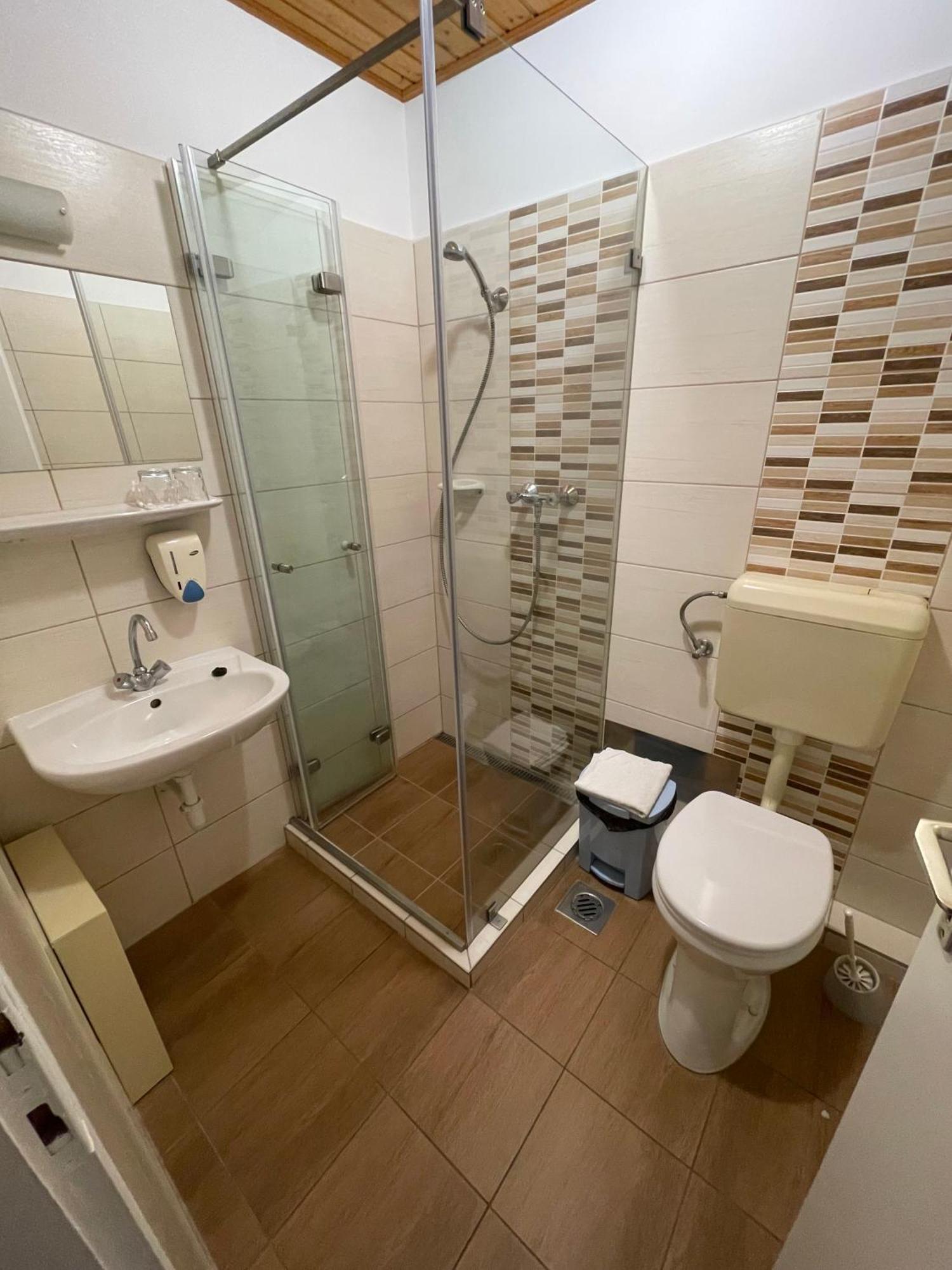 Koller Panzio Hotel Bonyhad Ngoại thất bức ảnh