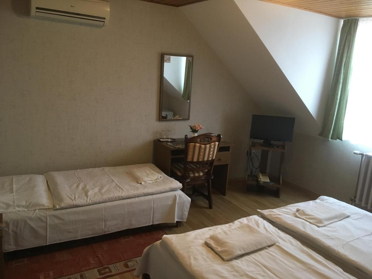 Koller Panzio Hotel Bonyhad Ngoại thất bức ảnh